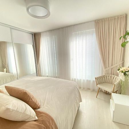 Die Eleganz - Apartment Near The City Center With Free Parking ブラチスラヴァ エクステリア 写真