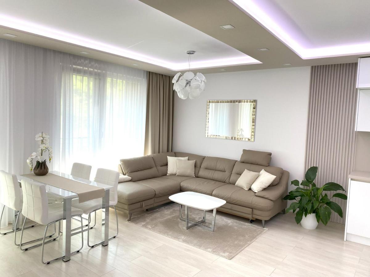 Die Eleganz - Apartment Near The City Center With Free Parking ブラチスラヴァ エクステリア 写真