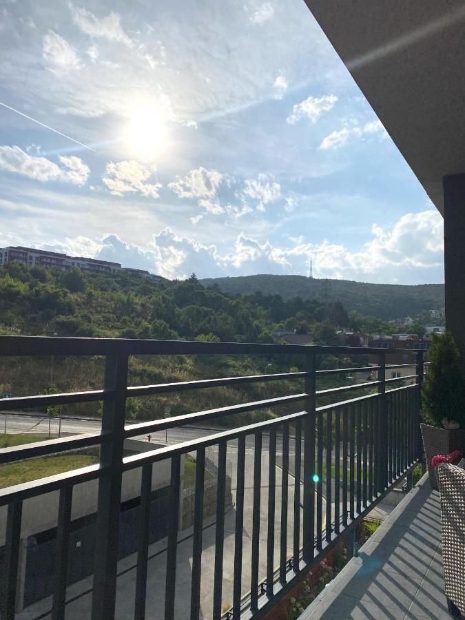 Die Eleganz - Apartment Near The City Center With Free Parking ブラチスラヴァ エクステリア 写真