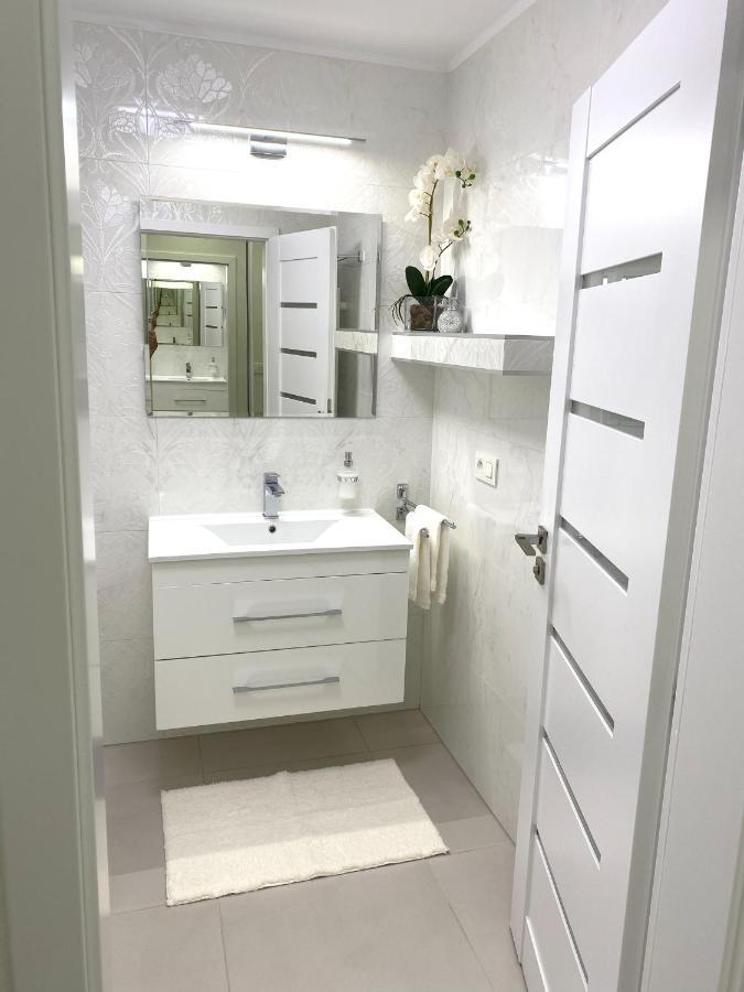 Die Eleganz - Apartment Near The City Center With Free Parking ブラチスラヴァ エクステリア 写真